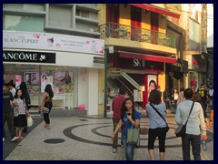 The pedestrian area between Largo do Senado and Ruinas de São Paulo is gritty with a mix of market stands, small shops and restaurants. It is very crowded, mostly with Chinese people. This area looks more Chinese then Portugese.